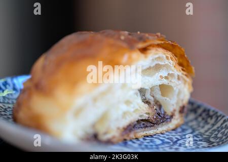 Pain au Chocolat è un rotolo dolce Viennoiserie estremamente popolare Foto Stock