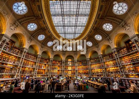 Parigi, Francia - 17 settembre 2022: Dettagli architettonici della biblioteca nazionale pubblica Richelieu a Parigi, Francia Foto Stock