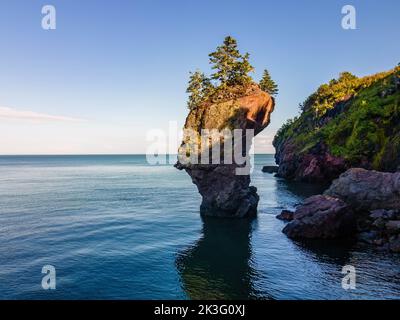 Vista aerea panoramica della Quaco Head Rock, riserva naturale della biosfera Fundy UNESCO in Canada Foto Stock