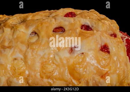 Forno a legna fatto in casa con marmellata di fragole rosse nel forno elettrico Foto Stock