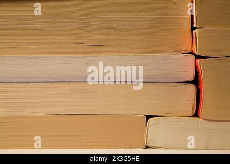 Pila di libri cartacei. Foto Stock