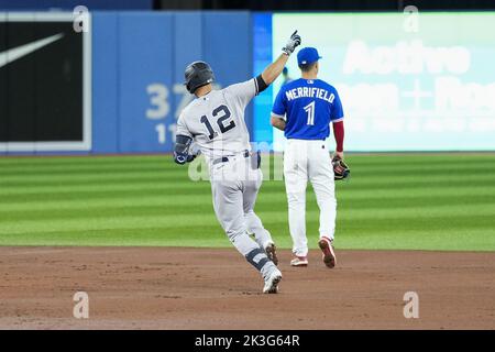 Toronto, Canada. 25th Set, 2022. Lo shortstop New York Yankees Isiah Kiner-Falefa celebra la sua corsa a casa durante il secondo inning contro i Toronto Blue Jays al Rogers Centre di Toronto, Canada, lunedì 26 settembre 2022. Aaron Judge è una manche a casa lontano dal legare il record della lega americana e del randello di Yankees con 61 manches a casa regolato da Roger Maris. Foto di Andrew Lahodynskij/UPI Credit: UPI/Alamy Live News Foto Stock