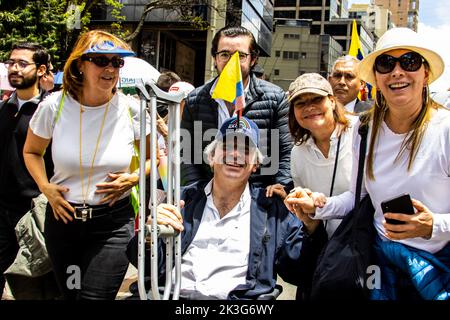 BOGOTA, COLOMBIA - 26 SETTEMBRE 2022. Il leader dell'opposizione Enrique Gomez alle manifestazioni pacifiche di protesta a Bogotá Colombia contro il governo di Foto Stock