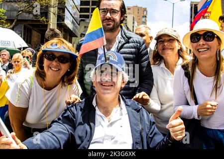 BOGOTA, COLOMBIA - 26 SETTEMBRE 2022. Il leader dell'opposizione Enrique Gomez alle manifestazioni pacifiche di protesta a Bogotá Colombia contro il governo di Foto Stock