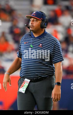 23 settembre 2022: Il capo allenatore della Virginia Cavaliers Tony Elliott reagisce contro l'Orange Syracuse durante la prima metà di venerdì 23 settembre 2022 al JMA Wireless Dome di Syracuse, New York. Siracusa ha vinto 22-20. Rich Barnes/CSM Foto Stock