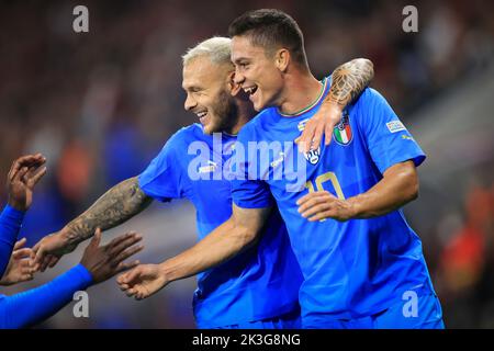 Budapest, Ungheria, 26 settembre 2022. UEFA Nations League Group 3 partita di calcio tra Ungheria e Italia a Budapest il 26 settembre 2022. Il futuro italiano Giacomo Raspadori (R) festeggia con il centrocampista italiano Federico Dimarco segnando il primo gol della sua squadra. Foto Stock