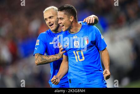 Budapest, Ungheria, 26 settembre 2022. UEFA Nations League Group 3 partita di calcio tra Ungheria e Italia a Budapest il 26 settembre 2022. Il futuro italiano Giacomo Raspadori (R) festeggia con il centrocampista italiano Federico Dimarco segnando il primo gol della sua squadra. Foto Stock