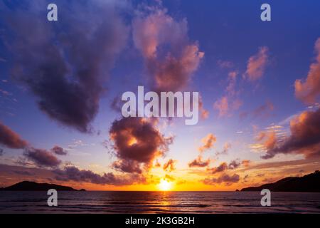 Paesaggio lunga esposizione di maestose nuvole nel cielo tramonto o alba sul mare con riflessione nel tropicale Sea.Beautiful paesaggio nuvoloso scenario.Amaz Foto Stock