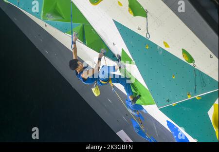 Giacarta, Indonesia. 26th Set, 2022. Yoshida Satone of Japan compete durante la finale maschile della IFSC Climbing World Cup 2022 a Giacarta, Indonesia, 26 settembre 2022. Credit: Zulkarnain/Xinhua/Alamy Live News Foto Stock