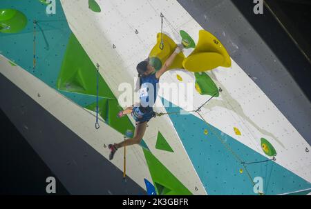 Giacarta, Indonesia. 26th Set, 2022. Tanii Natsuki del Giappone compete durante la finale femminile della IFSC Climbing World Cup 2022 a Giacarta, Indonesia, 26 settembre 2022. Credit: Zulkarnain/Xinhua/Alamy Live News Foto Stock