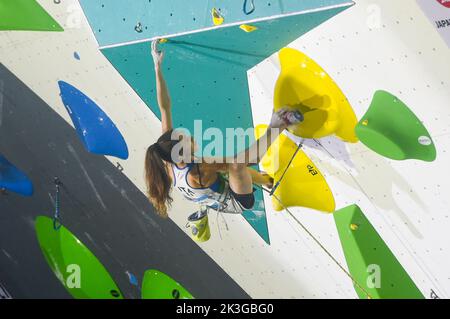 Giacarta, Indonesia. 26th Set, 2022. Laura Rogora d'Italia gareggia durante la finale femminile della IFSC Climbing World Cup 2022 a Giacarta, Indonesia, 26 settembre 2022. Credit: Zulkarnain/Xinhua/Alamy Live News Foto Stock