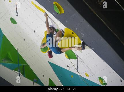 Giacarta, Indonesia. 26th Set, 2022. Nakagawa Ryu del Giappone compete durante la finale femminile della IFSC Climbing World Cup 2022 a Giacarta, Indonesia, 26 settembre 2022. Credit: Zulkarnain/Xinhua/Alamy Live News Foto Stock