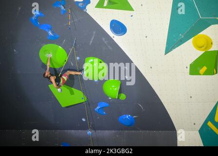 Giacarta, Indonesia. 26th Set, 2022. Sebastian Halenke di Germania compete durante la finale maschile della IFSC Climbing World Cup 2022 a Giacarta, Indonesia, 26 settembre 2022. Credit: Zulkarnain/Xinhua/Alamy Live News Foto Stock