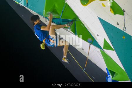 Giacarta, Indonesia. 26th Set, 2022. Nishida Hidemasa del Giappone compete durante la finale maschile della IFSC Climbing World Cup 2022 a Giacarta, Indonesia, 26 settembre 2022. Credit: Zulkarnain/Xinhua/Alamy Live News Foto Stock