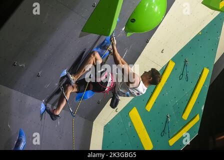 Giacarta, Indonesia. 26th Set, 2022. Luka Potocar di Slovenia compete durante la finale maschile della IFSC Climbing World Cup 2022 a Giacarta, Indonesia, 26 settembre 2022. Credit: Zulkarnain/Xinhua/Alamy Live News Foto Stock