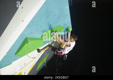 Giacarta, Indonesia. 26th Set, 2022. Luka Potocar di Slovenia compete durante la finale maschile della IFSC Climbing World Cup 2022 a Giacarta, Indonesia, 26 settembre 2022. Credit: Zulkarnain/Xinhua/Alamy Live News Foto Stock