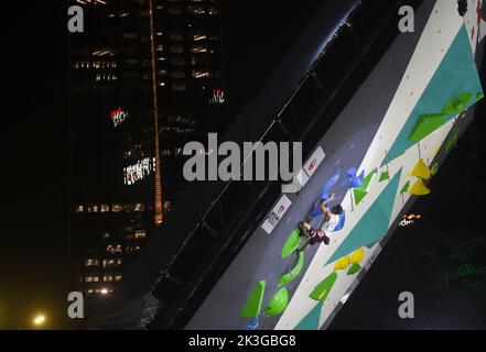 Giacarta, Indonesia. 26th Set, 2022. Luka Potocar di Slovenia compete durante la finale maschile della IFSC Climbing World Cup 2022 a Giacarta, Indonesia, 26 settembre 2022. Credit: Zulkarnain/Xinhua/Alamy Live News Foto Stock