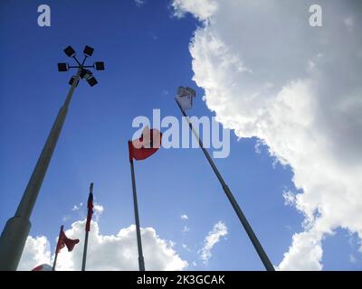 Mosca, Russia - 27th Aprile 2018 : Vista dell'Hotel Olimpico di Mosca, bandiere volanti con cielo blu e sfondo di nuvole bianche. Foto Stock