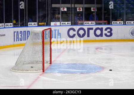 San Pietroburgo, Russia. 26th Set, 2022. Il puck è in un obiettivo vuoto in azione durante la Kontinental Hockey League, stagione regolare KHL 2022 - 2023 tra SKA San Pietroburgo e Torpedo Nizhny Novgorod presso l'Ice Sports Palace. (Punteggio finale; SKA Saint Petersburg 3:0 Torpedo Nizhny Novgorhoviyod) (Foto di Konstantinov/SOPA Images/Sipa USA) Credit: Sipa USA/Alamy Live News Foto Stock