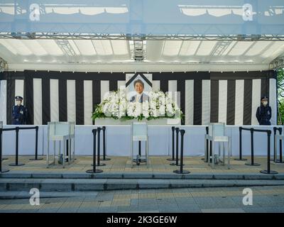 Tokyo, Giappone. 26th Set, 2022. Un'immagine dell'ex primo ministro giapponese Shinzo Abe è esposta presso gli stand allestiti all'esterno del Nippon Budokan a Tokyo il 27 settembre 2022, mentre le persone si accodano per lasciare i fiori davanti ai funerali di stato. Migliaia di dignitari giapponesi e stranieri si sono riuniti a Tokyo il 27 settembre per onorare Abe, in un raro funerale statale che ha scatenato polemiche e proteste. (Credit Image: © POOL via ZUMA Press Wire) Foto Stock