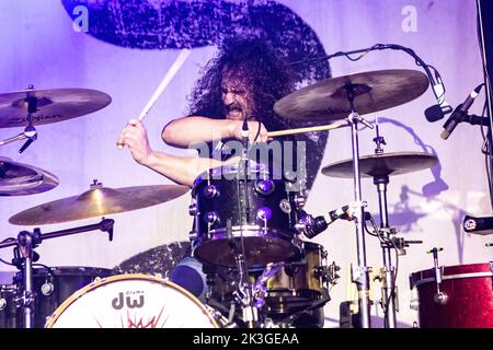 Milano, Italia. 26th Set, 2022. John Fred Young della rock band americana Black Stone Cherry si esibisce durante il concerto ad Alcatraz. La band è composta da Chris Robertson (voce principale, chitarra principale), ben Wells (chitarra ritmica, voce di supporto), Steve Jewell (basso, voce di supporto) e John Fred Young (batteria, voce di supporto). Black Stone Cherry ha pubblicato sette album in studio, oltre a due EPS, e ha inserito diciassette singoli nelle classifiche delle tracce di Mainstream Rock negli Stati Uniti. Credit: SOPA Images Limited/Alamy Live News Foto Stock