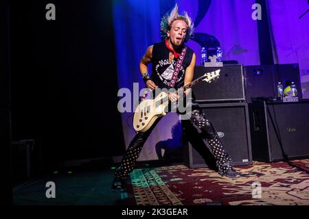 Milano, Italia. 26th Set, 2022. Il gruppo rock americano ben Wells Black Stone Cherry si esibisce durante il concerto ad Alcatraz. La band è composta da Chris Robertson (voce principale, chitarra principale), ben Wells (chitarra ritmica, voce di supporto), Steve Jewell (basso, voce di supporto) e John Fred Young (batteria, voce di supporto). Black Stone Cherry ha pubblicato sette album in studio, oltre a due EPS, e ha inserito diciassette singoli nelle classifiche delle tracce di Mainstream Rock negli Stati Uniti. Credit: SOPA Images Limited/Alamy Live News Foto Stock