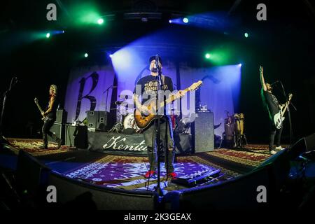 Milano, Italia. 26th Set, 2022. Ben Wells, Chris Robertson e Steve Jewell della rock band americana Black Stone Cherry si esibiscono durante il concerto ad Alcatraz. La band è composta da Chris Robertson (voce principale, chitarra principale), ben Wells (chitarra ritmica, voce di supporto), Steve Jewell (basso, voce di supporto) e John Fred Young (batteria, voce di supporto). Black Stone Cherry ha pubblicato sette album in studio, oltre a due EPS, e ha inserito diciassette singoli nelle classifiche delle tracce di Mainstream Rock negli Stati Uniti. Credit: SOPA Images Limited/Alamy Live News Foto Stock