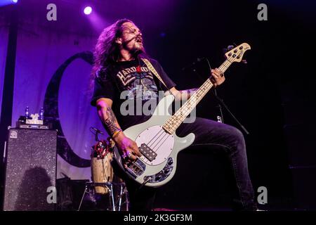 Milano, Italia. 26th Set, 2022. Steve Jewell della rock band americana Black Stone Cherry si esibisce durante il concerto ad Alcatraz. La band è composta da Chris Robertson (voce principale, chitarra principale), ben Wells (chitarra ritmica, voce di supporto), Steve Jewell (basso, voce di supporto) e John Fred Young (batteria, voce di supporto). Black Stone Cherry ha pubblicato sette album in studio, oltre a due EPS, e ha inserito diciassette singoli nelle classifiche delle tracce di Mainstream Rock negli Stati Uniti. (Foto di Mairo Cinquetti/SOPA Images/Sipa USA) Credit: Sipa USA/Alamy Live News Foto Stock