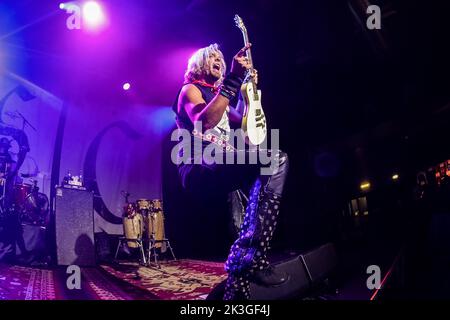 Milano, Italia. 26th Set, 2022. Il gruppo rock americano ben Wells Black Stone Cherry si esibisce durante il concerto ad Alcatraz. La band è composta da Chris Robertson (voce principale, chitarra principale), ben Wells (chitarra ritmica, voce di supporto), Steve Jewell (basso, voce di supporto) e John Fred Young (batteria, voce di supporto). Black Stone Cherry ha pubblicato sette album in studio, oltre a due EPS, e ha inserito diciassette singoli nelle classifiche delle tracce di Mainstream Rock negli Stati Uniti. (Foto di Mairo Cinquetti/SOPA Images/Sipa USA) Credit: Sipa USA/Alamy Live News Foto Stock