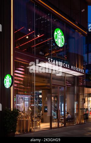 La facciata della caffetteria Starbucks di notte a Chengdu Foto Stock