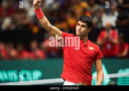 Valencia, Spagna. 18th Set, 2022. Carlos Alcaraz (squadra spagnola) reagisce durante la partita di tennis tra Spagna e Repubblica di Corea alla Coppa Davis di Rakuten al Pabellon Municipal de Fuente San Luis.Final Score, Spagna 6, 7 Repubblica di Corea 4, 6. Credit: SOPA Images Limited/Alamy Live News Foto Stock