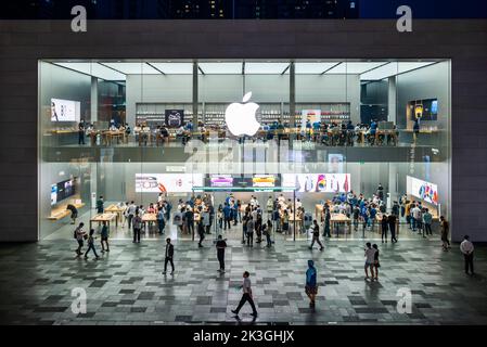 Facciata dell'Apple Store di notte nell'area commerciale di Taikooli a Chengdu Foto Stock