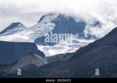 Vista ravvicinata del Monte Prezzo e dei ghiacciai sul Lago Garibaldi. Foto Stock