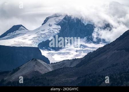 Vista ravvicinata del Monte Prezzo e dei ghiacciai sul Lago Garibaldi. Foto Stock