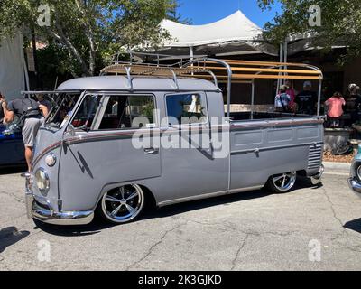 Auto colorate parcheggiate e esposte in strada durante lo spettacolo di auto classiche e fredde. Saratoga, California, USA - 24 luglio 2022 Foto Stock