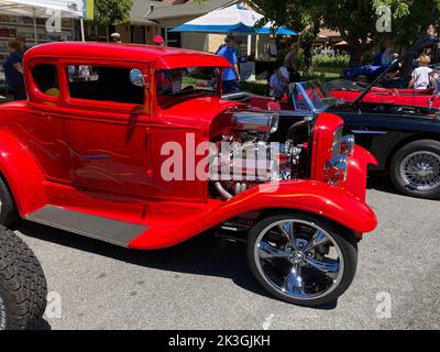 Auto colorate parcheggiate e esposte in strada durante lo spettacolo di auto classiche e fredde. Saratoga, California, USA - 24 luglio 2022 Foto Stock