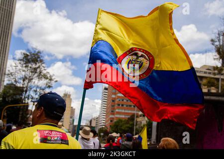 Bogota, Colombia, 26 settembre 2022. Un dimostratore porta una bandiera colombiana durante la prima protesta contro il presidente di sinistra Gustavo Petro e la sua iniziativa per una riforma fiscale, a Bogotà, in Colombia, il 26 settembre 2022. Foto di: Chepa Beltran/Long Visual Press Foto Stock