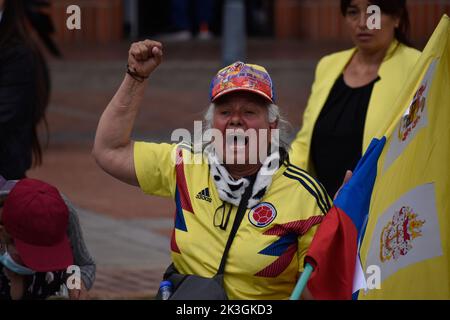 Bogota, Colombia, 26 settembre 2022. Un dimostratore grida durante la prima protesta contro il presidente di sinistra Gustavo Petro e la sua iniziativa per una riforma fiscale, a Bogotà, Colombia, il 26 settembre 2022. Foto di: Cristian Bayona/Long Visual Press Foto Stock