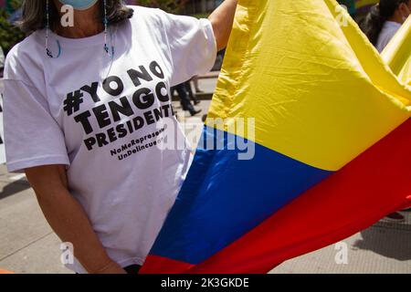 Bogota, Colombia, 26 settembre 2022. Un dimostratore indossa una camicia che dice 'non ho un presidente' durante la prima protesta contro il presidente di sinistra Gustavo Petro e la sua iniziativa di riforma fiscale, a Bogotà, Colombia, il 26 settembre 2022. Foto di: Chepa Beltran/Long Visual Press Foto Stock