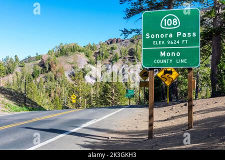 Sonora Pass, altitudine 9.624 metri circa, cartello sulla panoramica autostrada 108 in California. Foto Stock