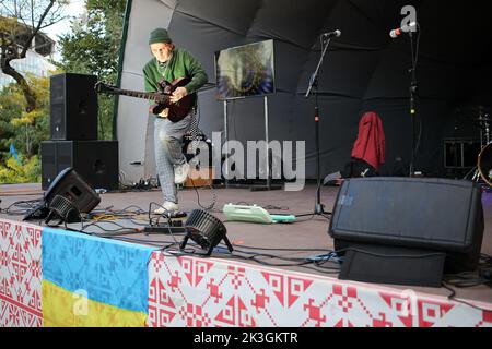 Odessa, Ucraina. 24th Set, 2022. Stanislav Yasko della Stas Lenin Band si esibisce durante il festival. La composizione della Stas Lenin Band - Stanislav Yasko - voce, chitarra, Valentin Olekhnovych - batteria, Vladislav Biliy - chitarra. Lo scopo del festival 'Family Weekend' è quello di raccogliere fondi per l'acquisto di un ufficio mobile odontoiatrico per le forze armate dell'Ucraina. Durante il festival, i visitatori hanno avuto l'opportunità di ascoltare un concerto, scattare foto con auto d'epoca, guardare le cheerleaders esibirsi, frequentare master class per i bambini. Credit: SOPA Images Limited/Alamy Live News Foto Stock