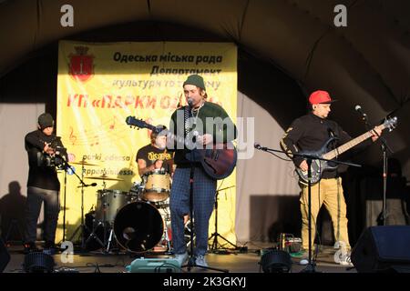 Stanislav Yasko (C), Valentin Olekhnovych (dietro), e Vladislav Biliy (R) della Stas Lenin Band sono visti in concerto durante il festival. La composizione della Stas Lenin Band - Stanislav Yasko - voce, chitarra, Valentin Olekhnovych - batteria, Vladislav Biliy - chitarra. Lo scopo del festival 'Family Weekend' è quello di raccogliere fondi per l'acquisto di un ufficio mobile odontoiatrico per le forze armate dell'Ucraina. Durante il festival, i visitatori hanno avuto l'opportunità di ascoltare un concerto, scattare foto con auto d'epoca, guardare le cheerleaders esibirsi, frequentare master class per i bambini. Foto Stock