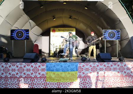 Stanislav Yasko (C), Valentin Olekhnovych (L), e Vladislav Biliy (R) della Stas Lenin Band si esibiscono durante il festival. La composizione della Stas Lenin Band - Stanislav Yasko - voce, chitarra, Valentin Olekhnovych - batteria, Vladislav Biliy - chitarra. Lo scopo del festival 'Family Weekend' è quello di raccogliere fondi per l'acquisto di un ufficio mobile odontoiatrico per le forze armate dell'Ucraina. Durante il festival, i visitatori hanno avuto l'opportunità di ascoltare un concerto, scattare foto con auto d'epoca, guardare le cheerleaders esibirsi, frequentare master class per i bambini. (Foto di Viacheslav Onyshc Foto Stock