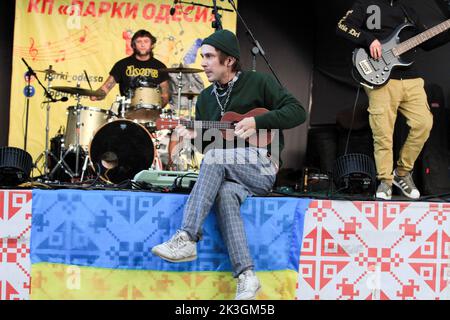 Stanislav Yasko (C), Valentin Olekhnovych (L), e Vladislav Biliy (R) della Stas Lenin Band si esibiscono durante il festival. La composizione della Stas Lenin Band - Stanislav Yasko - voce, chitarra, Valentin Olekhnovych - batteria, Vladislav Biliy - chitarra. Lo scopo del festival 'Family Weekend' è quello di raccogliere fondi per l'acquisto di un ufficio mobile odontoiatrico per le forze armate dell'Ucraina. Durante il festival, i visitatori hanno avuto l'opportunità di ascoltare un concerto, scattare foto con auto d'epoca, guardare le cheerleaders esibirsi, frequentare master class per i bambini. (Foto di Viacheslav Onysh Foto Stock