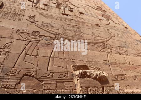 Bellissimi rilievi faraonici e geroglifici scolpiti sulle pareti del tempio di file, Assuan Foto Stock