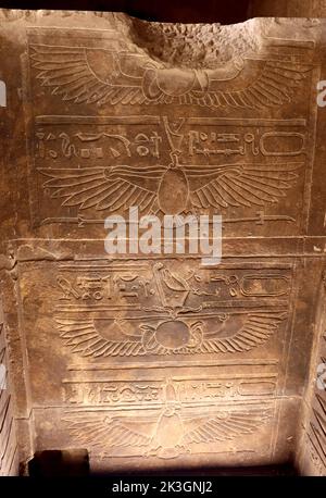 Bellissimi rilievi faraonici e geroglifici scolpiti sulle pareti del tempio di file, Assuan Foto Stock