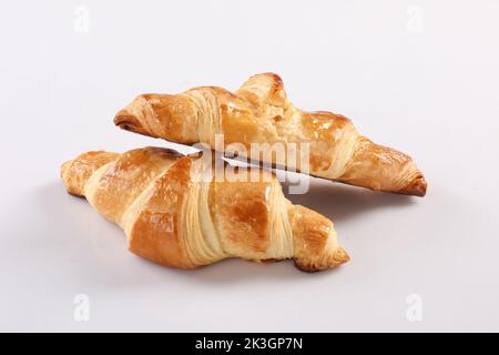 Dolci salati al formaggio appena sfornati in ambiente rustico. Foto Stock