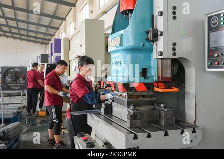 QINGZHOU, CINA - 27 SETTEMBRE 2022 - i lavoratori lavorano all'assemblaggio all'interno di un workshop di un'impresa di produzione elettrica nello sviluppo economico di Qingzhou Foto Stock