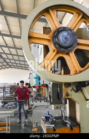 QINGZHOU, CINA - 27 SETTEMBRE 2022 - i lavoratori lavorano all'assemblaggio all'interno di un workshop di un'impresa di produzione elettrica nello sviluppo economico di Qingzhou Foto Stock