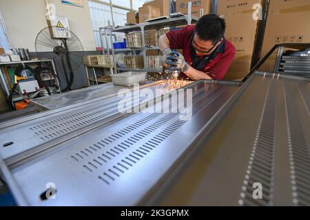 QINGZHOU, CINA - 27 SETTEMBRE 2022 - i lavoratori lavorano all'assemblaggio all'interno di un workshop di un'impresa di produzione elettrica nello sviluppo economico di Qingzhou Foto Stock